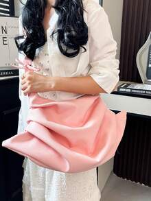 小众设计褶皱单肩包、皮革防水斜挎包、不对称背包