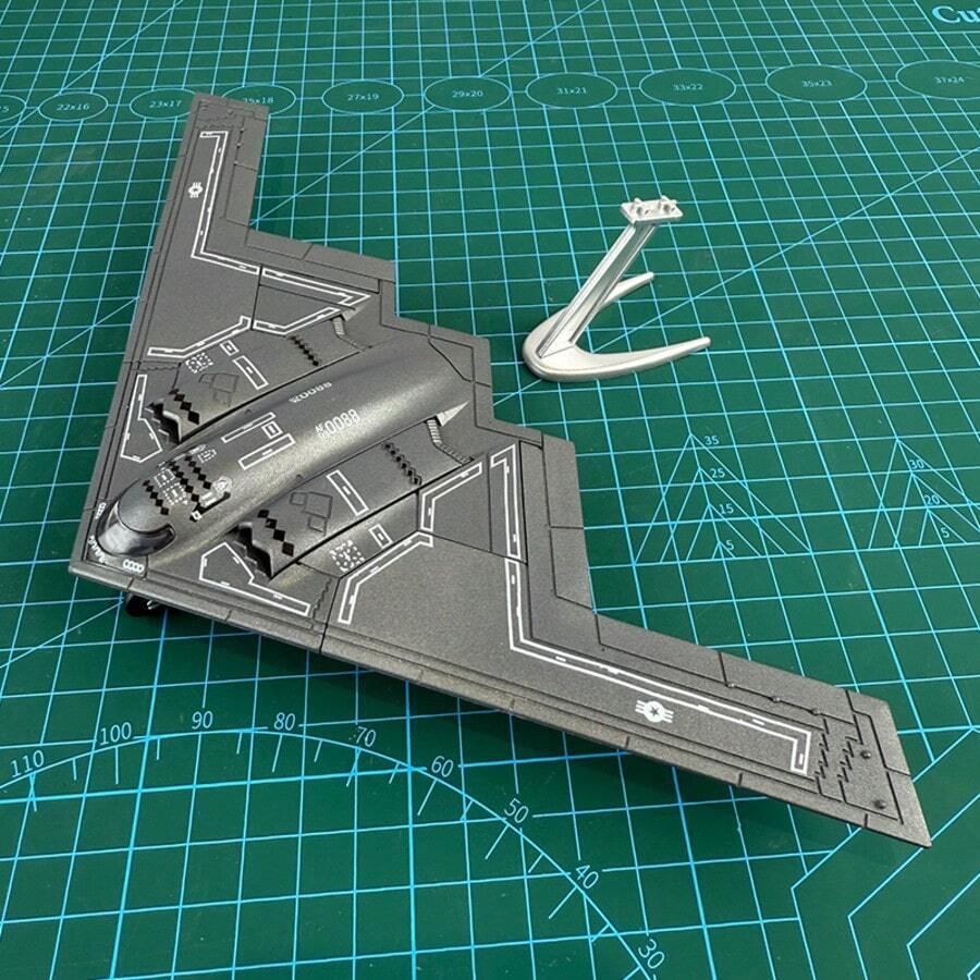 1:200比例B2隐形轰炸机模型，适合展示和收藏，配有展示架 - B2 - 查看 1