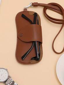 1 bolsa para óculos de pescoço, estojo para óculos, bolsa de couro sintético estilosa, suporte protetor fofo para óculos de sol, organizador portátil para óculos de viagem, capa protetora macia para óculos/óculos de sol, leve e compacto, acessório moderno, ideia de presente, armazenamento para óculos resistente a arranhões, perfeito para atividades ao ar livre, escritório, praia, carro, bolsa, academia e uso diário. Acessórios essenciais para viagem, bolsa de viagem, férias, volta às aulas, material escolar, óculos de sol feminino. - Multicolorido - Ver 5