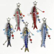 1 pieza Llavero de pez hecho a mano, encantos de bolso de océano, llaveros de océano, llaveros de señuelo de pesca artificial, encantos de peces con cuentas, regalos para pescadores, accesorios escolares y de automóvil, gótico lindo Y2k