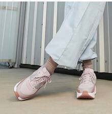 Nike Zapatillas casuales de mujer con plataforma acolchada, cómodas y versátiles, con amortiguación de impactos - Rosa - Ver 2