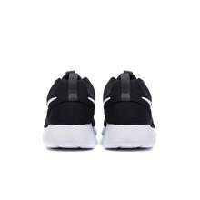 Nike 女款 Roshe One 舒適百搭透氣耐磨 低筒 休閒跑步鞋 - 黑色 - 查看 5