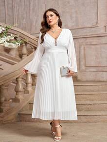 Vestido con cuello en V profundo y dobladillo plisado talla grande