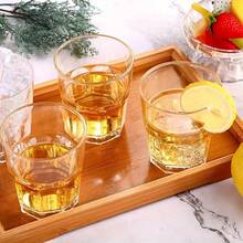 7PCS透明冷水壶，配不锈钢盖和木盖，6个透明杯体，大小漏孔V型防漏喷嘴，水流顺畅 - 用于果汁、牛奶、冷热饮品，家庭餐厅、酒店水壶，适用于家庭厨房、客厅、餐厅、酒吧、派对、户外露营和花园聚会，轻巧耐用，秋季便携