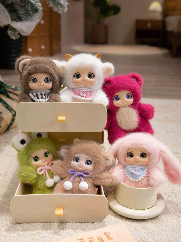 La série adorable de boîtes surprises en PVC (chèvre jaune/chèvre blanche/lapin rose/ours brun/ours rouge/grenouille) peut être utilisée comme accessoire de sac et vous apporter aussi de la compagnie. C'est un excellent cadeau pour les fêtes ou les anniversaires.