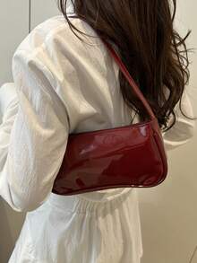 简约时尚漆皮腋下斜挎包，适合日常通勤和旅行