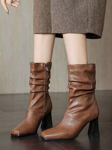Botas de tacón alto elegantes y versátiles de ajuste ceñido, botas de tobillo de moda con tacón grueso, puntera cuadrada y plisadas, estilo vintage - Marrón - Ver 1