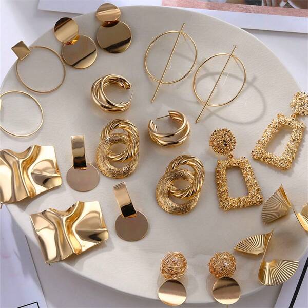 Set de 10 pares de pendientes geométricos de mujer en color dorado, distribuidos al azar