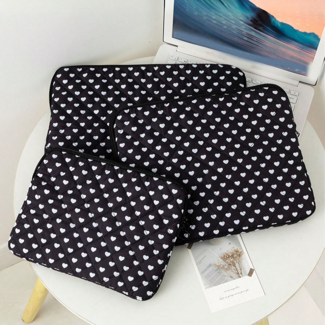 1 Piece Cute Girly Pink Bow And Fashionable Black Heart Pattern Tablet Bag, Hyuna Style Pink Flower Tablet Bag, 11/13/15 Inch Computer Bag Ipad Bag Laptop Bag, 11, 13, 15 Inch Portable Desktop Protective Bag For Mac Book ASUS Tablet Handbag Case 9-11 Inch Compatible With Ipad Air 4 5 Pro 11 Mini 5 6 IPad Case Shockproof Bagback To School School Stuff Bag For School Work Laptop Bag For Women Mac Book Case