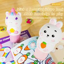 1 Set de Juguetes de Pegatinas de Recompensa DIY para Niños, Sellos de Recompensa para Niños, Pato/Conejo/Dinosaurio/Unicornio (Incluye 100 Pegatinas Aleatorias + Libro de Cuentos), Formas de Pegatinas de Animales de Dibujos Animados, Puede Mejorar el Conocimiento Matemático de los Niños, Alentar y Recompensar a los Niños, Juguetes de Sellos Mágicos de Alivio de Estrés Creativo para Jardín de Infantes, Regalo de Cumpleaños/Navidad/Acción de Gracias (Algunos Accesorios en Colores Aleatorios)