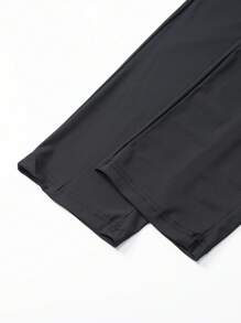 男士轻便透气弹力跑步裤，夏季穿着，带拉链口袋和抽绳腰带，采用柔软舒适的冰丝面料，纯色运动裤，适合休闲、户外、健身、度假、钓鱼等场合。 - 黑色 - 查看 9