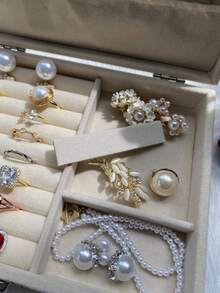 Hộp đựng trang sức bằng nhung, khay trưng bày trang sức để bàn, hộp đựng trang sức đa chức năng có nắp kính trong suốt dùng đựng nhẫn, hộp đựng trang sức dung tích lớn, giá đựng bông tai, quà tặng năm mới, quà tặng cho nam, quà tặng cho nữ, quà tặng ngày Quốc tế Phụ nữ, quà tặng mùa xuân, quà tặng theo mùa, thích hợp cho kỳ nghỉ, bãi biển, phòng tắm, phòng ngủ, dung tích lớn, quà tặng ngày lễ tình nhân, đám cưới, quà tặng cô dâu. - Nhiều màu - Xem 9