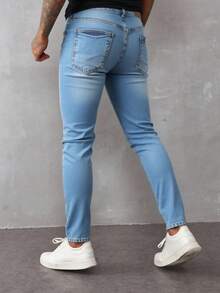 Jeans skinny para hombre en denim azul claro, ajustados y modernos, ideal para estilos casuales - Lavado ligero - Ver 2