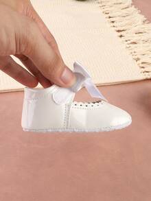 1 Paio di scarpe per ragazze con fiocco, design in pizzo traforato, chiusura a strappo, punta tonda carina e versatile, adatte per primavera e autunno - Bianco - Visualizzare 5