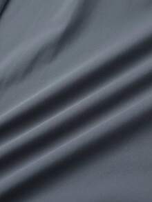 男士轻便透气弹力跑步裤，夏季穿着，带拉链口袋和抽绳腰带，采用柔软舒适的冰丝面料，纯色运动裤，适合休闲、户外、健身、度假、钓鱼等场合。 - 深灰色 - 查看 10