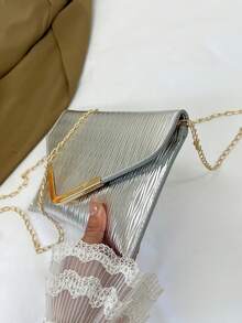 纯色金属边饰纹理单肩包，翻盖链条信封斜挎包，适合约会/正式场合、购物、装钱包、手机等，是年轻女性、大学生、新婚夫妇、上班族女性的理想之选。也适用于办公室、大学、工作、商务、通勤、户外活动、旅行和短途旅行。 - 銀色 - 查看 9