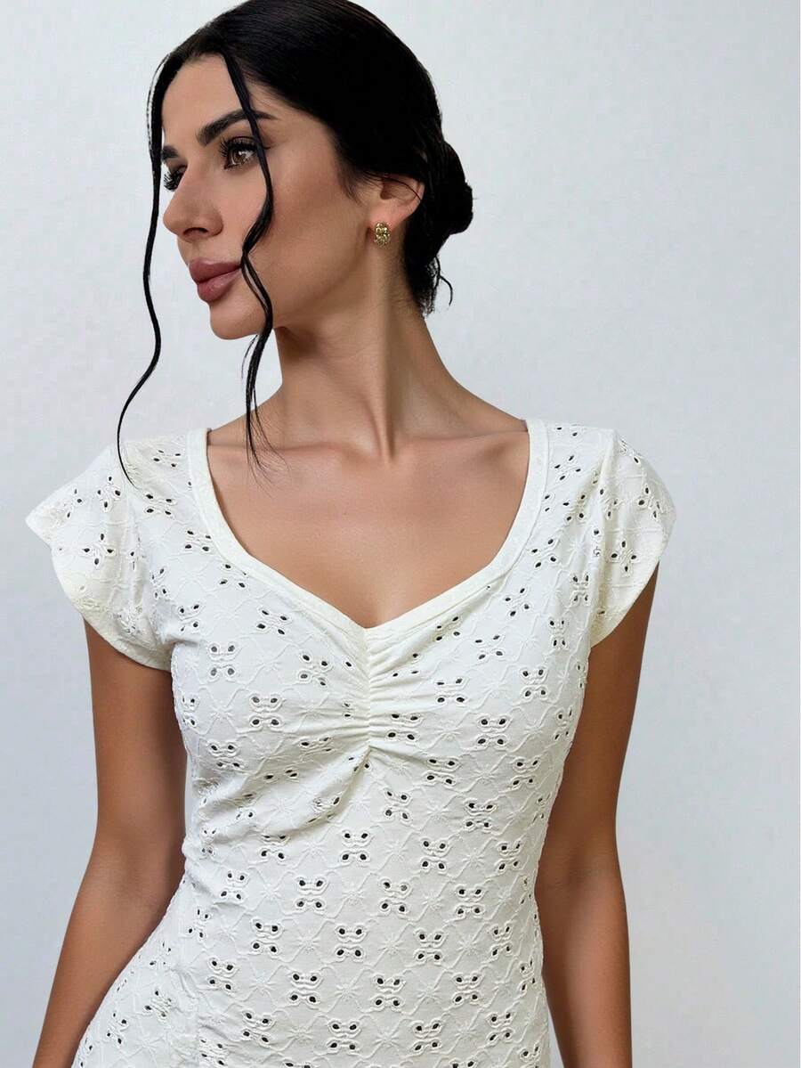 DEVIT - Top blanco de encaje tipo ojalillo para mujer con escote en V fruncido, manga corta y ajuste ceñido, diseño romántico y delicado ideal para primavera, verano, citas casuales o outfits femeninos y aesthetic - Blanco - Ver 1