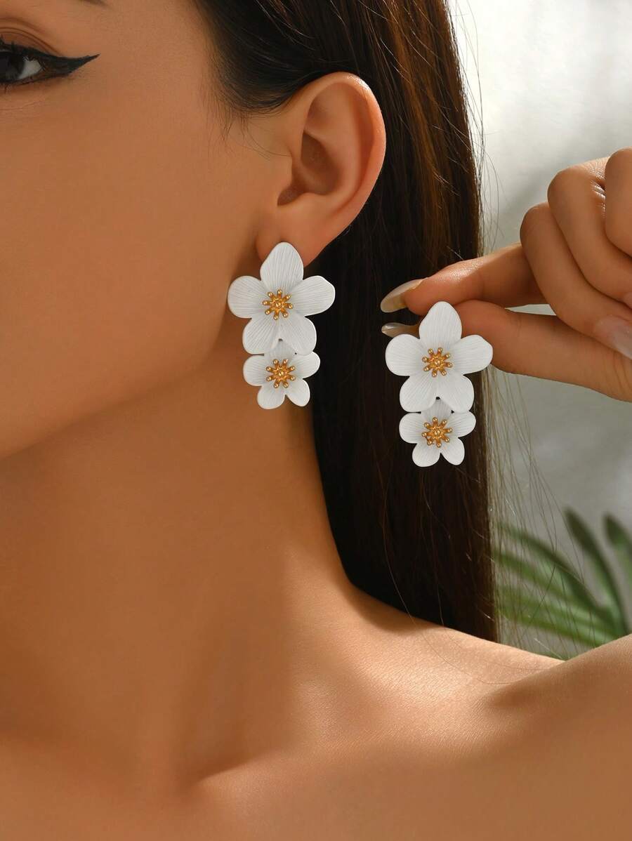 一对复古优雅金色花朵耳钉耳环，适合送给朋友的休闲礼物 - 白色 - 查看 1