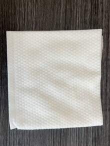 1块现代几何图案厨房清洁布，采用20gsm超柔软涤纶混纺无纺布制成，矩形。吸水性强，经久耐用，可擦拭水渍和油渍，不起球。一次性使用，无需清洗，适用于家庭厨房和户外清洁。颜色和款式随机。