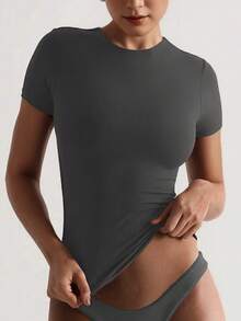 Top essentiel d'été, coupe affinante et crop pour le yoga/la course, silhouette affinant la taille, parfait pour la danse de rue/le Pilates, tissu en maille stretch, polyvalent pour la gym/le week-end, tenue de sport minimaliste, ourlet contrôlant le ventre, construction stretch à 360°, t-shirt d'entraînement coupe classique pour femme, chemise d'entraînement essentielle - Gris - Voir 1