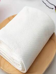 1块现代几何图案厨房清洁布，采用20gsm超柔软涤纶混纺无纺布制成，矩形。吸水性强，经久耐用，可擦拭水渍和油渍，不起球。一次性使用，无需清洗，适用于家庭厨房和户外清洁。颜色和款式随机。