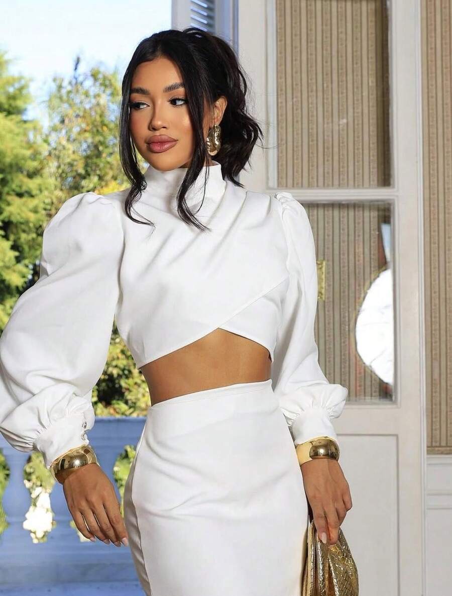 Modern Women's Set With Cropped Top With Puffed Sleeves And High Collar, With Asymmetrical Detail That Highlights The Waist, Tight High-Waisted Skirt That Enhances The Curves. Perfect Look For Occasions When You Want To Dare With Elegance. - 香檳色 - 查看 1