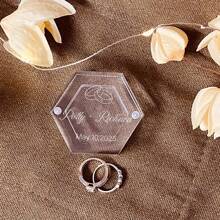 Personalisierte eingravierte Acrylring-Box, kundenspezifische hexagonale Ringbox, Verlobungsschmuckringbox, Hochzeitszeremonie Geschenk