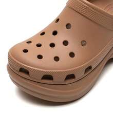 Crocs 女士经典鳄鱼压纹拖鞋/凉鞋，复古Bae休闲舒适轻便户外旅行运动休闲鞋206302-2JJ - 巧克力色 - 查看 6