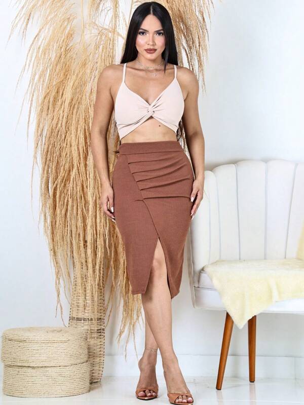 Saia Elegante, com Fenda Frontal e Detalhe em Pregas  Simples    elegante  Casual    Assimétrico