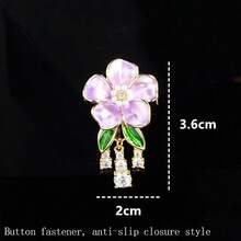 وردة الكرز الجبلية البسيطة والأنيقة مع الأراجيح المنسدلة، إكسسوار رقيق ومتطور لزينة صدر المرأة، يشع إحساسًا بالفخامة الراقية.