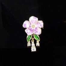 وردة الكرز الجبلية البسيطة والأنيقة مع الأراجيح المنسدلة، إكسسوار رقيق ومتطور لزينة صدر المرأة، يشع إحساسًا بالفخامة الراقية.