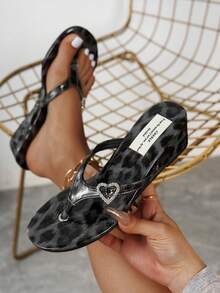 Ladies' Rhinestone Heart-Shaped Decorative Slope Heel Flip Flops (Slightly Smaller) Beach Vacation European And American Style Beach Shoes - Black - View 3
