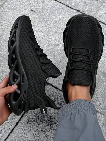 Zapatillas deportivas de malla negra azabache para hombre: suela ondulada, antideslizantes, cómodas durante todo el día y para uso informal.