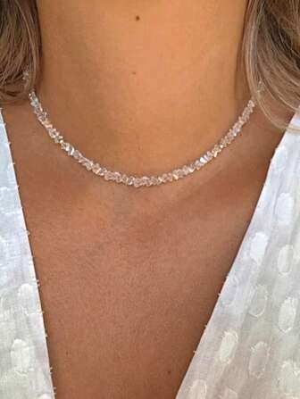 قلادة لامرأة ذات شرائط متعددة الأوجه مصنوعة من الكوارتز الأبيض والوردي المقلد والخرز، تأتي مع إبزيم من الفولاذ المقاوم للصدأ، مناسبة للمجوهرات الأنثوية.