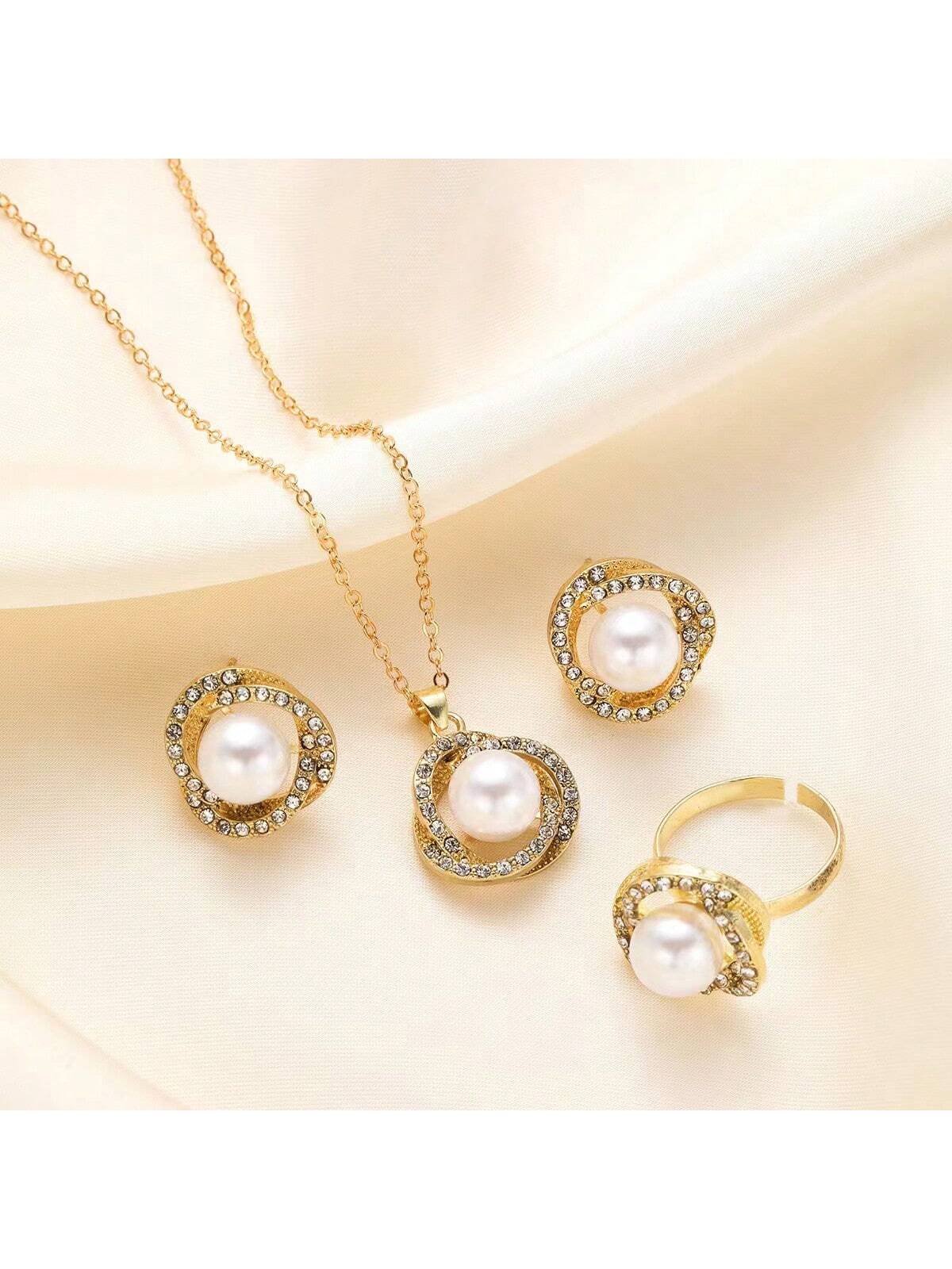 مجموعة تتكون من 4 قطع، اقراط وعقد وخاتم مرصع بالزر...