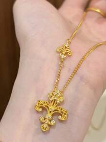 1 stuk roestvrijstalen Chinese stijl gouden holle irisbloem hanger ketting, delicate micro-ingelegde luxe choker voor vrouwen