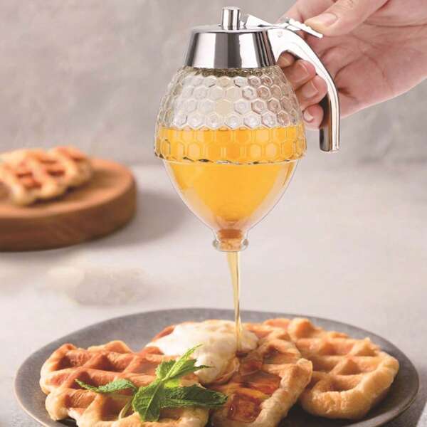 1PC Honey Dispenser, Syrup Dispenser, Honey Jam Press Dispenser, Press Honey Jar Squeeze Sauce Bottle, Plastic Sealed Jar, Funnel Jar Syrup Pot Sprinkle With Pedestal Honey Dispenser, Easy To Clean Honey Jar, Syrup Dispenser, Honey Container Plastic Bee, Drip Free Honey Jar With Standing Honey Holder Honey, Powder Dispenser With Rollover Lid(With Silicone Stopper, Can Beplugged To Prevent Leakageif Not Used For A Long Time.)