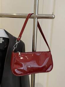 简约时尚漆皮腋下斜挎包，适合日常通勤和旅行