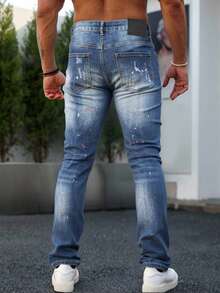 Jeans skinny para hombre en denim azul, con detalles de roturas, desgaste y salpicaduras artísticas, estilo urbano y creativo - Azul lavado medio - Ver 2