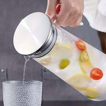 7PCS透明冷水壶，配不锈钢盖和木盖，6个透明杯体，大小漏孔V型防漏喷嘴，水流顺畅 - 用于果汁、牛奶、冷热饮品，家庭餐厅、酒店水壶，适用于家庭厨房、客厅、餐厅、酒吧、派对、户外露营和花园聚会，轻巧耐用，秋季便携