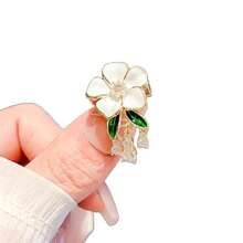 وردة الكرز الجبلية البسيطة والأنيقة مع الأراجيح المنسدلة، إكسسوار رقيق ومتطور لزينة صدر المرأة، يشع إحساسًا بالفخامة الراقية.