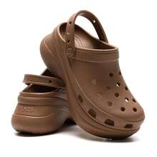 Crocs 女士经典鳄鱼压纹拖鞋/凉鞋，复古Bae休闲舒适轻便户外旅行运动休闲鞋206302-2JJ - 巧克力色 - 查看 2