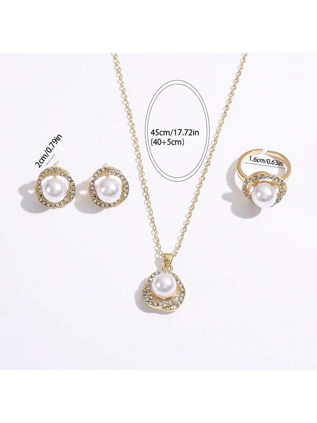 مجموعة تتكون من 4 قطع، اقراط وعقد وخاتم مرصع بالزر...