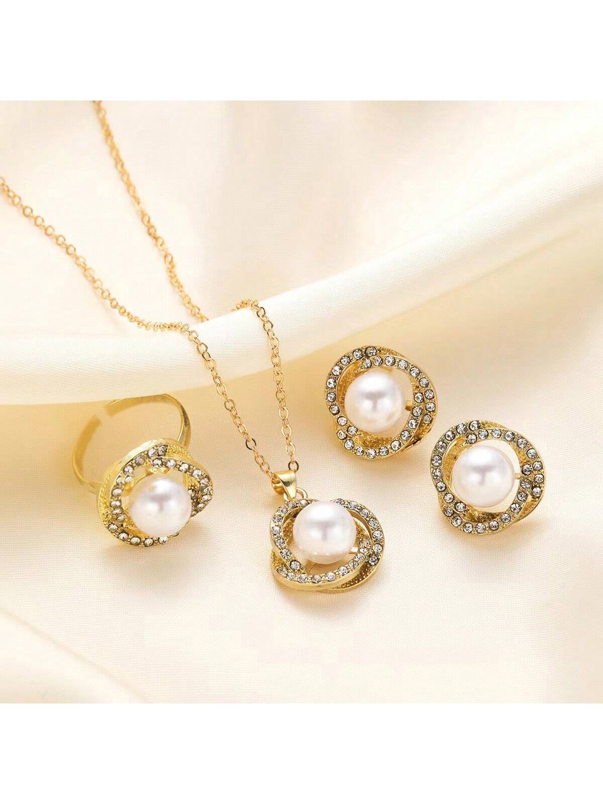 مجموعة تتكون من 4 قطع، اقراط وعقد وخاتم مرصع بالزر...