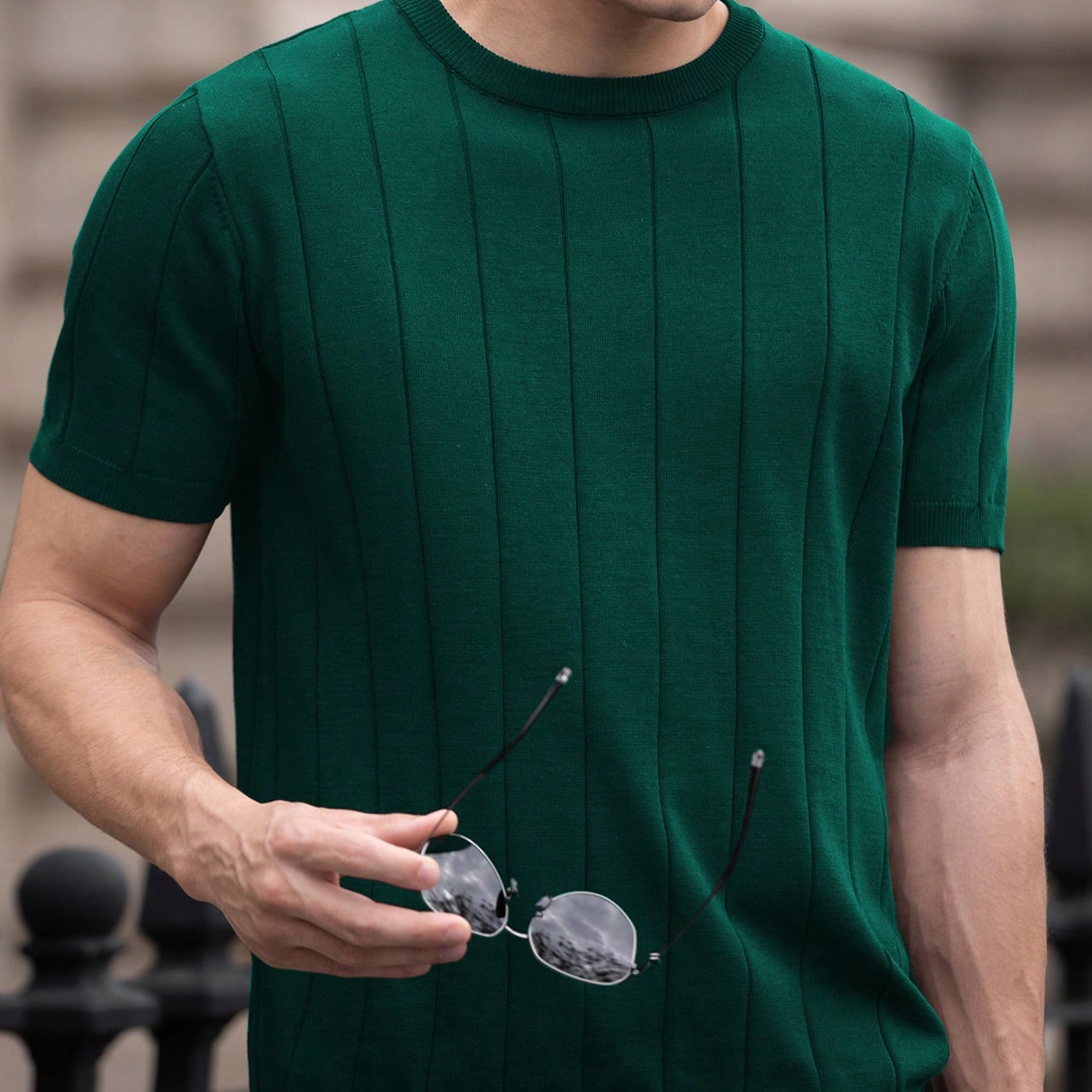 Camiseta de punto de cuello redondo de manga corta con rayas verticales de unicolor para hombre ALTZTAR