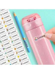 Etiquetas de nombre transparentes y impermeables personalizadas: perfectas para personalizar botellas de agua, loncheras y equipaje de viaje. Etiquetas de alta calidad y resistentes al desgaste para uso diario, excelentes para la oficina, el hogar y actividades al aire libre. Ideales como regalos para aniversarios, Día del Niño, cumpleaños, San Valentín, graduación, escuela, hogar, oficina, renovación del hogar. Multifuncionales, ornamentales, reutilizables, exquisitos, elegantes, de alta calidad, coloridos, modernos, personalizados, únicos. Regalos ideales para él, ella, novio, papá, novia, mamá, familia, amigos, salón de té, hogar, jardín, oficina, para aniversarios, San Valentín, Día de la Madre, cumpleaños, Día del Padre, graduación, bodas, inauguración de la casa. - transparente - Ver 5