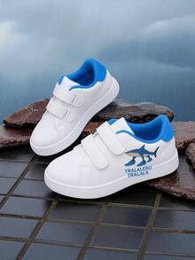 Zapatillas unisex para niños Tralalero y Cappuccina- Estilo preppy vintage casual con estampado de caricaturas, zapatos de temporada media con correas ajustables, parte superior de PU, forro de tela, punta redonda para uso diario, zapatos de caminar ligeras y cómodos para Niños - Azul - Ver 1