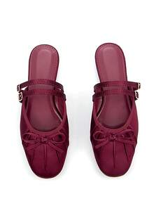 2025 秋季女士优雅别致细带扣脚带蝴蝶结装饰 Anka Pull 勃艮第缎面舒适方头一脚蹬芭蕾平底鞋，穆勒鞋 - 酒紅色 - 查看 2