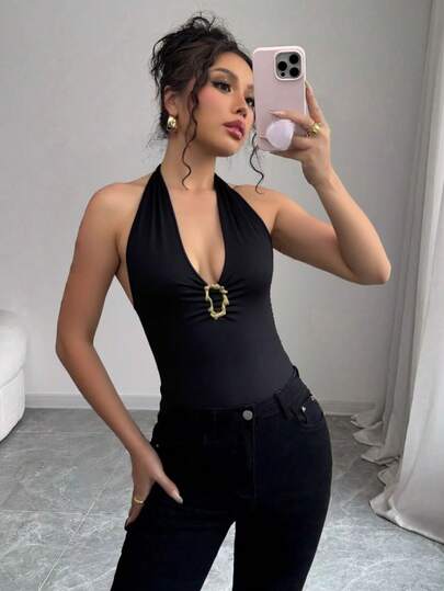 时尚女士黑色吊带针织连体衣，黑色和奢华金色纯色针织面料，镂空露背设计，胸前褶裥，适合日常单穿、派对、度假等场合，深V领，春夏新款