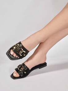 Sandalias Planas Mujer con Cadena Dorada | Chanclas de Moda Elegantes y Versátiles | Flats Casual para Diario, Oficina y Salidas | Zapatos de Verano Cómodos y Sofisticados | Sandalias de Piso con Diseño Chic y Estilo Minimalista | Calzado Femenino Moderno para Looks Trendy | Sandalias Abiertas para Combinar con Vestidos, Jeans y Outfits Casual - Negro - Ver 4